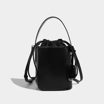 Черна дамска чанта от съвсем малък през рамо